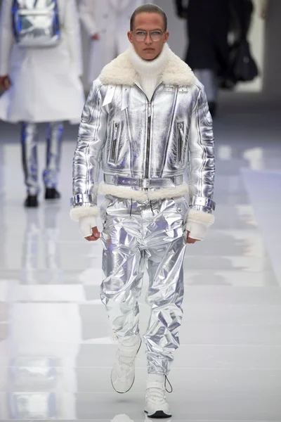 Look 15